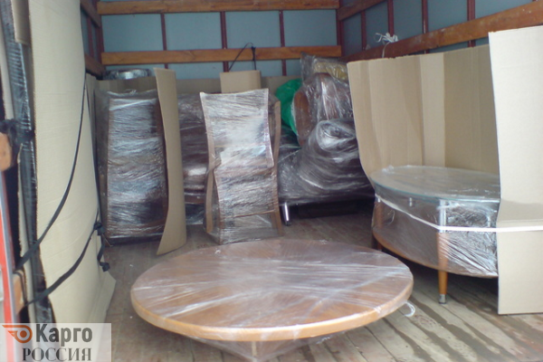 Укладка мебели и домашних вещей в грузовик.